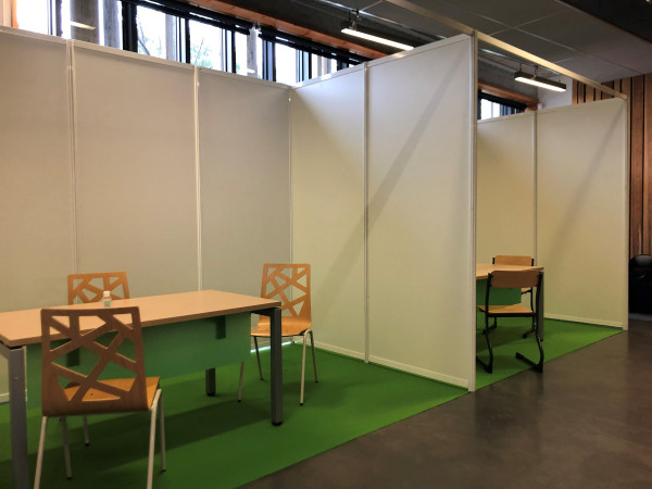 Stand modulaire blanc, accolés en dimensions 3m x 2m