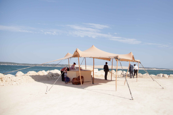 La tente stretch en mode nomade à la plage