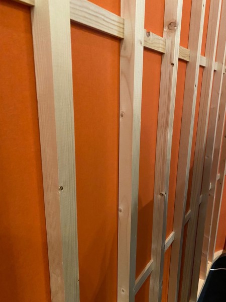 Habillage d'un décor cloison bois en coton gratté ignifugé 165grs