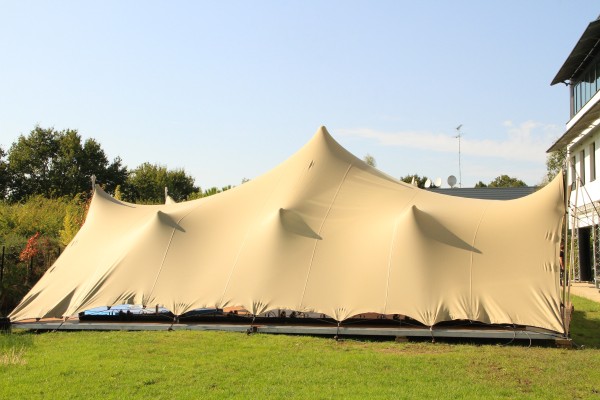La tente extensible fermée en fond