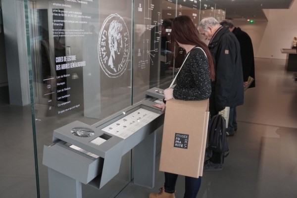Tabouret transportable, en carton, avec sangle blanche et logo 