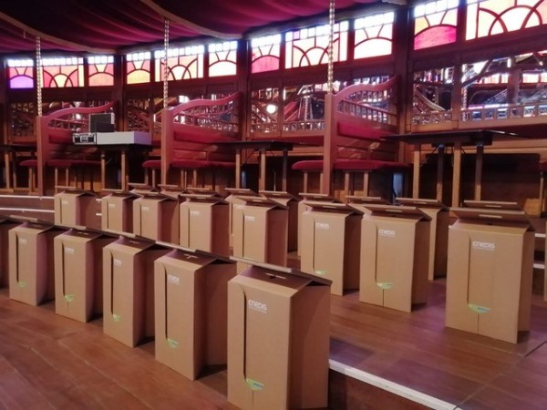 Tabouret en carton avec poignée et logo, pochette à documentation