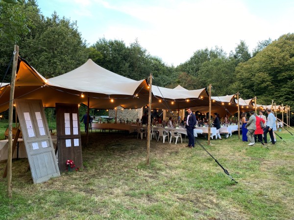 Dans votre propriété familiale un décor de rêve avec la Tente stretch