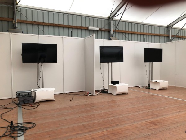 Cloisonnement de séparation pour cacher un bardage et séparer les espaces