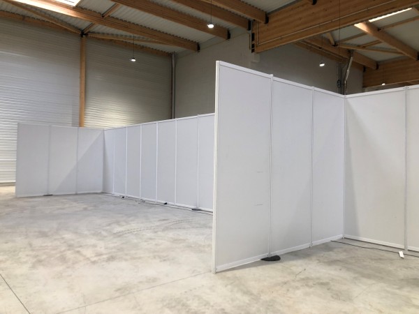 Cloisons en structure modulaire pour séparer un espace de travail