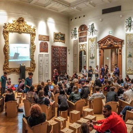 Tabouret en carton avec sangle pour être transporté