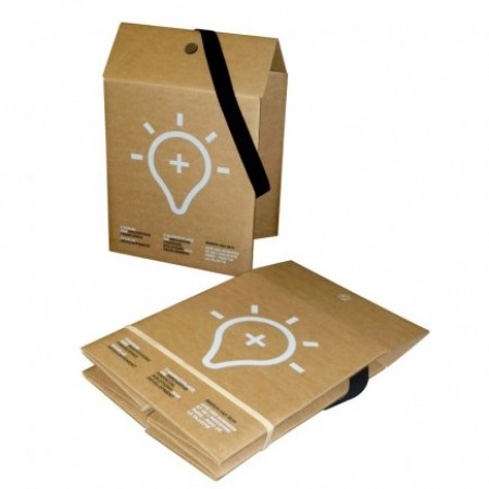 Tabouret replié en carton avec sangle noire et logo