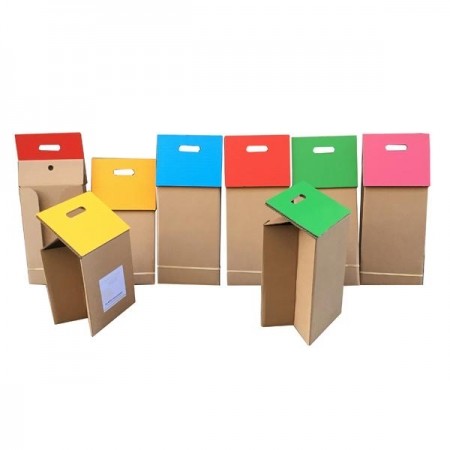 Tabouret en carton avec sa poignée et son assise colorée