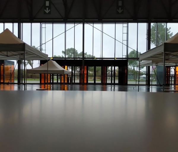 Chapiteau 3X3 dans un hall d'accueil de Parc Expo