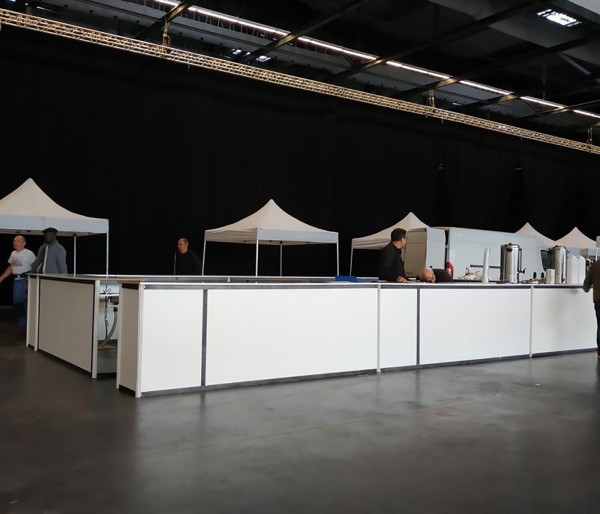 Chapiteau pour créer des espaces à l'occasion d'un meeting politique autour d'un bar personnalisé