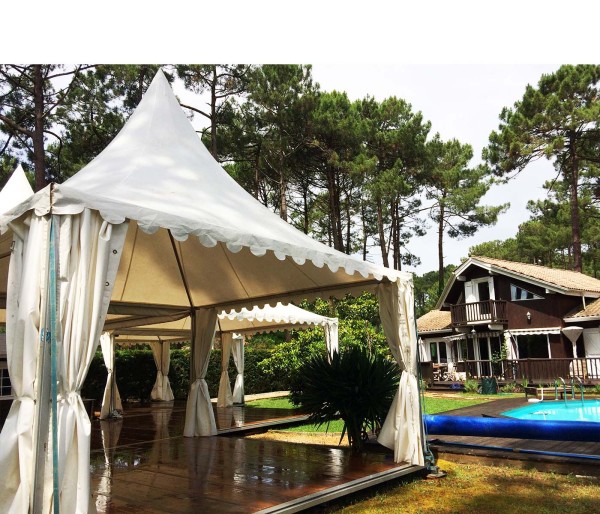 CHAPITEAUX  5X5 avec PLANCHER sur RÉSILLE<br /><br />